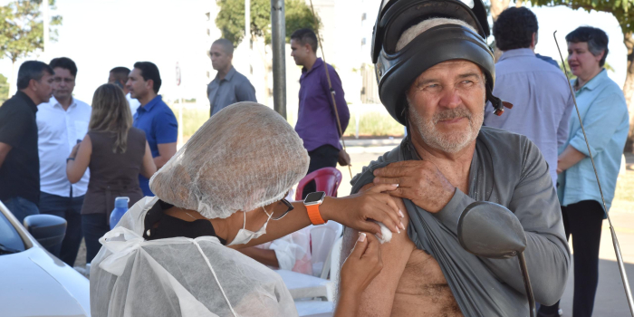 Primeiro drive-trhu de vacinação contra a gripe em Goiás segue até quinta-feira, 30, em Aparecida